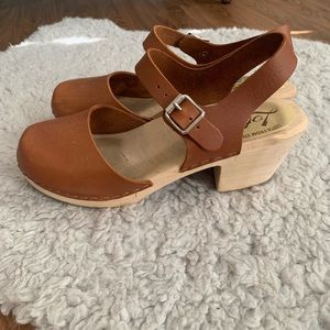 Lotta from Stockholm Highwood tan clogs